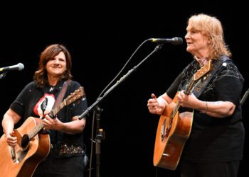 Эмили Салиерс из группы Indigo Girls рассказала о диагнозах: шейная дистония и эссенциальный тремор: «Мой голос уже не будет таким, как раньше».