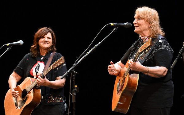 Эмили Салиерс из группы Indigo Girls рассказала о диагнозах: шейная дистония и эссенциальный тремор: «Мой голос уже не будет таким, как раньше».