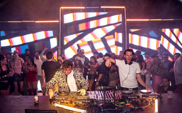 Закулисье танцевальной вечеринки Billboard «The Arrival» в пустыне: Louis the Child, неожиданные гости и многое другое.