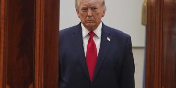 Иран призывает общественность найти «вражеского пилота», в то время как США продолжают отчаянные поиски.