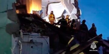 Иран обстрелял три судна в Ормузском проливе, в то время как США продолжают блокаду, а дипломатические переговоры заходят в тупик.