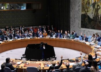 Иран обстреливает Израиль и соседние страны Персидского залива, а Трамп заявляет, что угроза со стороны Тегерана практически устранена.