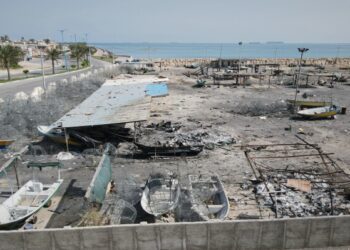 Иран вновь открыл Ормузский пролив, но Трамп заявил, что блокада иранских судов и портов останется в силе.