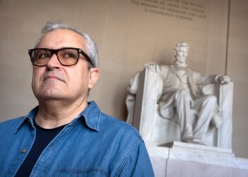 Иранский наследный принц Реза Пахлави, находящийся в изгнании, был облит красной жидкостью в Берлине.