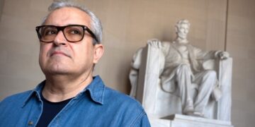 Иранский наследный принц Реза Пахлави, находящийся в изгнании, был облит красной жидкостью в Берлине.