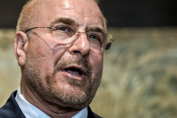 Иранский наследный принц Реза Пахлави, находящийся в изгнании, был облит красной жидкостью в Берлине.