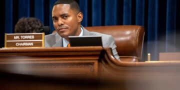 Предложение Ирана о взимании платы за проезд в Ормузском проливе нарушает торговые нормы.