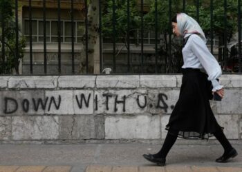 Главный иранский дипломат ненадолго вернулся в Пакистан, но Трамп заявил, что стороны могут поговорить по телефону.