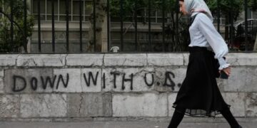 Главный иранский дипломат ненадолго вернулся в Пакистан, но Трамп заявил, что стороны могут поговорить по телефону.