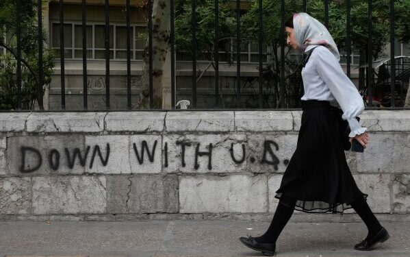 Главный иранский дипломат ненадолго вернулся в Пакистан, но Трамп заявил, что стороны могут поговорить по телефону.