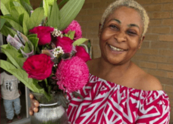 «Это несправедливо»: сыновья отдают дань памяти матери восьмерых детей, погибшей в ужасной лобовой аварии.