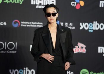 Джей-Хоуп объявил о смерти бабушки, которая «воспитывала меня с детства», на концерте BTS.