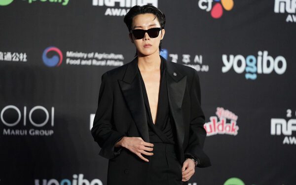 Джей-Хоуп объявил о смерти бабушки, которая «воспитывала меня с детства», на концерте BTS.