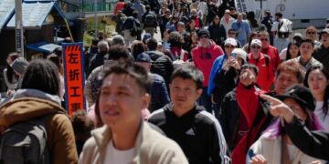 Жители японского городка разочаровались в толпах, приезжающих полюбоваться цветением сакуры и горой Фудзи.