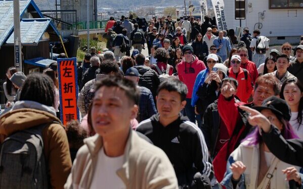 Жители японского городка разочаровались в толпах, приезжающих полюбоваться цветением сакуры и горой Фудзи.