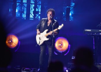 Нил Шон из группы Journey ответил на заявления Арнела Пинеды о том, что ему препятствовали покинуть группу.