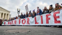 Судья пока отказывается блокировать отправку таблеток для аборта по почте, но заявляет, что FDA должно завершить проверку.