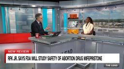 Судья пока отказывается блокировать отправку таблеток для аборта по почте, но заявляет, что FDA должно завершить проверку.