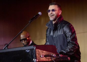 Джастин Тимберлейк отреагировал на исполнение Джастином Бибером песни «Cry Me a River» на фестивале Coachella: «Я горжусь тобой — и ты тоже должен гордиться собой».