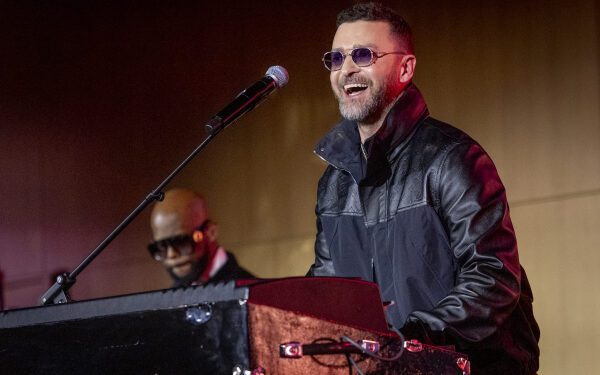 Джастин Тимберлейк отреагировал на исполнение Джастином Бибером песни «Cry Me a River» на фестивале Coachella: «Я горжусь тобой — и ты тоже должен гордиться собой».