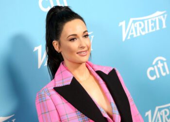 Кейси Масгрейвс рассказала о том, как во время недавнего полета за ней «следили» НЛО: «Это выглядело просто ненормально».