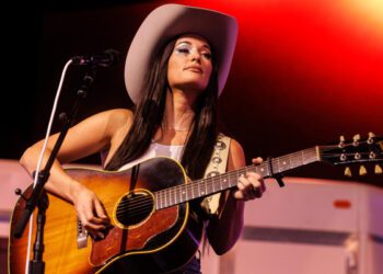 Кейси Масгрейвс пригласила юных братьев-мариачи, задержанных иммиграционной и таможенной службой, для участия в трех концертах в честь выхода альбома.