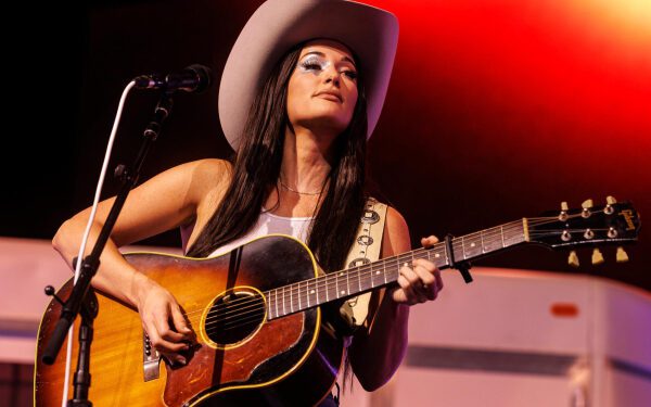 Кейси Масгрейвс пригласила юных братьев-мариачи, задержанных иммиграционной и таможенной службой, для участия в трех концертах в честь выхода альбома.