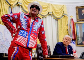 Кид Рок совершил полет на вертолете Apache над Вирджинией и сфотографировался с министром обороны Питом Хегсетом в рамках рекламной кампании Freedom 250.