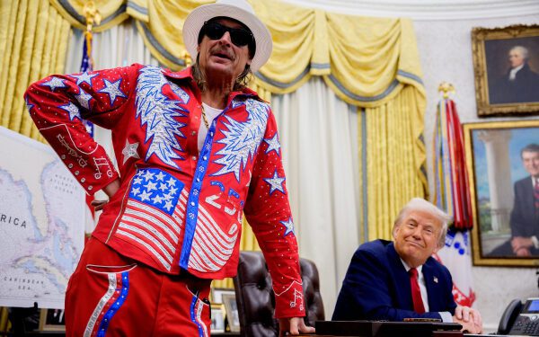 Кид Рок совершил полет на вертолете Apache над Вирджинией и сфотографировался с министром обороны Питом Хегсетом в рамках рекламной кампании Freedom 250.