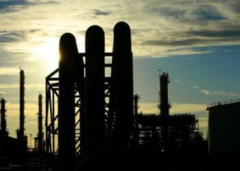 На нефтеперерабатывающем заводе в Джилонге вспыхнул крупный пожар, из-за чего жители близлежащих домов были вынуждены укрыться в помещениях. На нефтеперерабатывающем заводе в Джилонге вспыхнул крупный пожар, из-за чего жители близлежащих домов были вынуждены укрыться в помещениях.