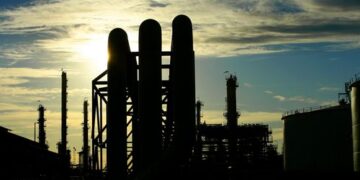 На нефтеперерабатывающем заводе в Джилонге вспыхнул крупный пожар, из-за чего жители близлежащих домов были вынуждены укрыться в помещениях.