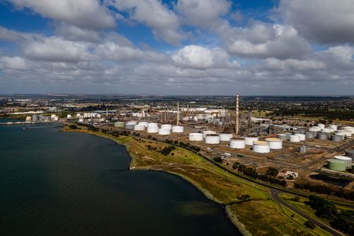 На нефтеперерабатывающем заводе в Джилонге вспыхнул крупный пожар, из-за чего жители близлежащих домов были вынуждены укрыться в помещениях.