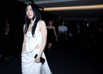 Ху Юнджин из группы LE SSERAFIM вдохновилась стилем Тейлор Свифт 2010 года новой прической: «Бесстрашное семейное древо»