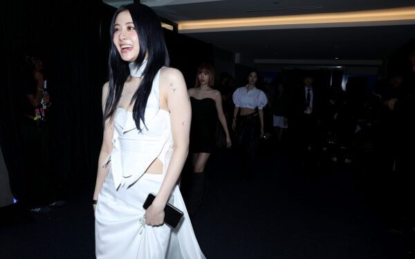 Ху Юнджин из группы LE SSERAFIM вдохновилась стилем Тейлор Свифт 2010 года новой прической: «Бесстрашное семейное древо»