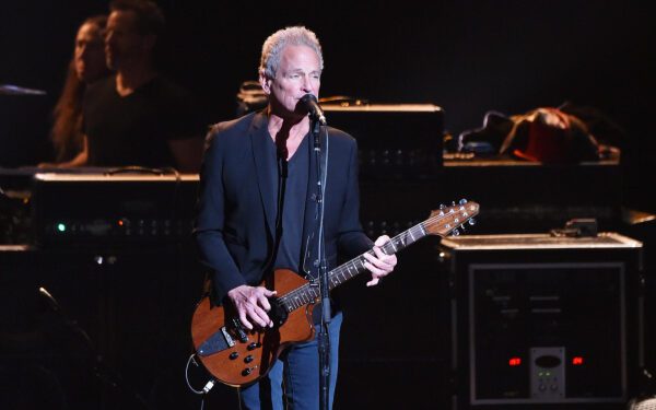 По данным правоохранительных органов, Линдси Бакингем из группы Fleetwood Mac подвергся нападению женщины в Санта-Монике.