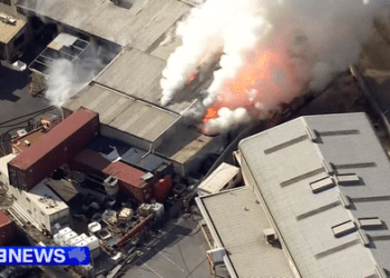 Пожар, вызванный выбросами лития, привел к предупреждению об опасности загрязнения воздуха в пригородах Перта.