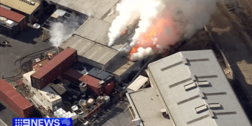 Пожар, вызванный выбросами лития, привел к предупреждению об опасности загрязнения воздуха в пригородах Перта.