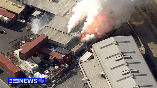 Пожар, вызванный выбросами лития, привел к предупреждению об опасности загрязнения воздуха в пригородах Перта. Пожар, вызванный выбросами лития, привел к предупреждению об опасности загрязнения воздуха в пригородах Перта.