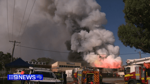Пожар, вызванный выбросами лития, привел к предупреждению об опасности загрязнения воздуха в пригородах Перта.