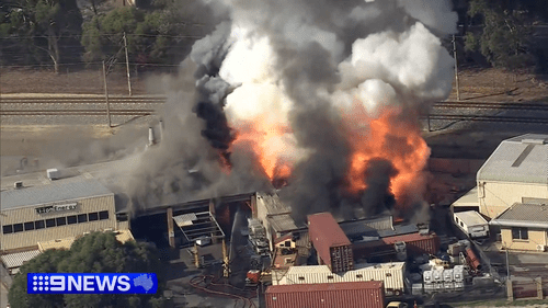 Пожар, вызванный выбросами лития, привел к предупреждению об опасности загрязнения воздуха в пригородах Перта.