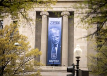 «Они потеряли поддержку присяжных»: в этом году офис Жанин Пирро изо всех сил пытается выиграть судебные процессы. «Они потеряли поддержку присяжных»: в этом году офис Жанин Пирро изо всех сил пытается выиграть судебные процессы.