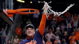 «Мы чуть не потеряли их обоих»: Кэмрин Крокер рассказывает, как ее жена и новорожденный ребенок боролись за жизнь во время выступления команды Иллинойса в Финале четырех.