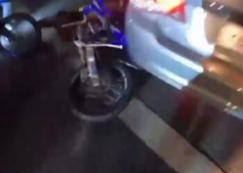 Мужчина арестован после того, как, предположительно, сбил группу мотоциклистов.