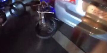 Мужчина арестован после того, как, предположительно, сбил группу мотоциклистов.