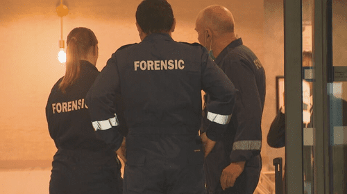 Мужчине предъявлено обвинение в убийстве после того, как 32-летний мужчина предположительно был застрелен в высотном здании в Мельбурне.