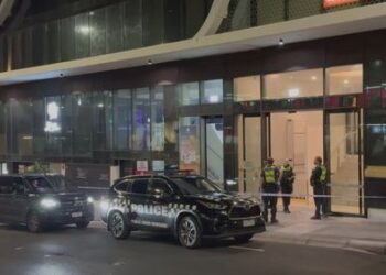 Мужчине предъявлено обвинение в убийстве после того, как 32-летний мужчина предположительно был застрелен в высотном здании в Мельбурне.