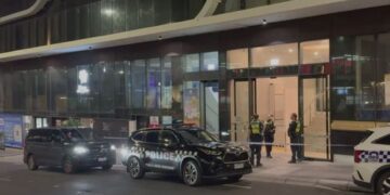 Мужчине предъявлено обвинение в убийстве после того, как 32-летний мужчина предположительно был застрелен в высотном здании в Мельбурне.