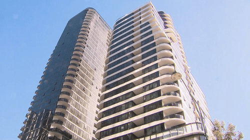 Мужчине предъявлено обвинение в убийстве после того, как 32-летний мужчина предположительно был застрелен в высотном здании в Мельбурне.