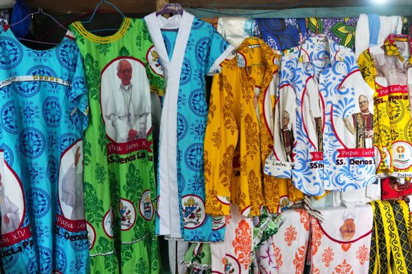 Многие африканские католики с радостью встретили первый визит Лео. Другие же опасаются, что он придал легитимность авторитарным лидерам.