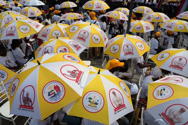 Многие африканские католики с радостью встретили первый визит Лео. Другие же опасаются, что он придал легитимность авторитарным лидерам.